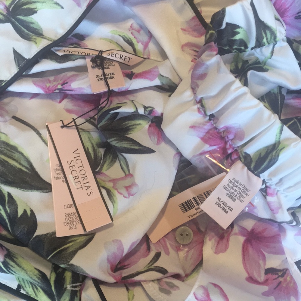 SOLD❌Victoria’s Secret Satin Pajamas Set - Picture 2 of 3